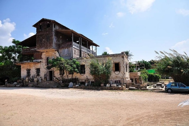 Akhziv Land là quốc gia duy nhất ở Trung Đông không bao giờ phải hứng chịu bạo lực. Ali Avivi, một cựu binh Do Thái gốc Iran, lập nên quốc gia này năm 1952 tại phía bắc Israel vì thất vọng với giới cầm quyền. Tranh cãi pháp lý năm 1970 kết luận chính phủ Israel hoàn toàn không có quyền can thiệp vào Akhziv Land.