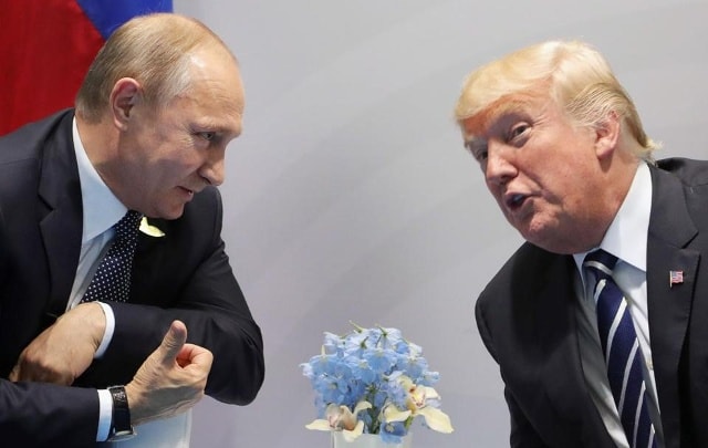 Tổng thống Mỹ Donald Trump và người đồng cấp Nga Vladimir Putin có cuộc gặp trực tiếp lần đầu tiên tại Đức. Ảnh: AP