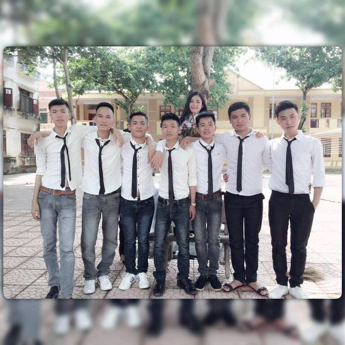 anh 2 em huy chụp ảnh kỷ niệm với các bạn cùng lớp. Em Huy đứng ở ngoài cùng bên tay phải. Ảnh: Minh Hạnh