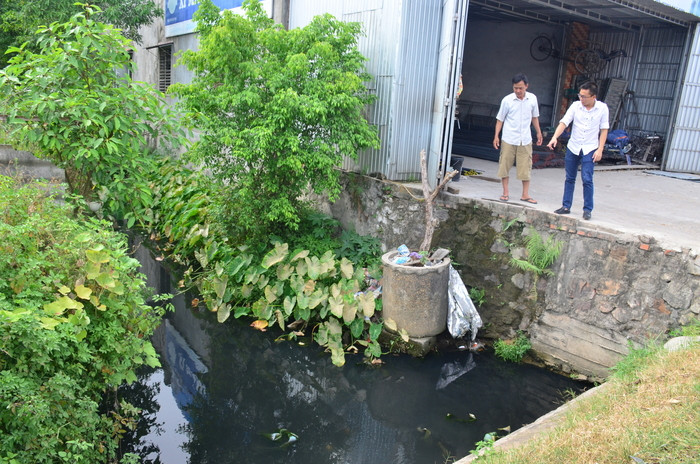 Kênh thoát nước từ xã Nghi Phú chảy vào ruộng của người dân xóm Kim Chi, xã Nghi Ân (TP. Vinh). Ảnh: Thành Duy