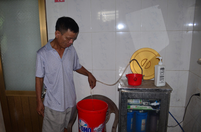 Ông Nguyễn Hữu Huệ, xóm Kim Chi (xã Nghi Ân, TP. Vinh) phải lọc nước giếng hàng ngày để dùng cho nấu ăn.