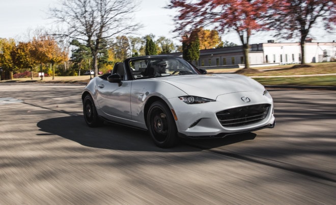 Hộp số sàn là lý do khiến nhiều người yêu mến Mazda MX-5 Miata.