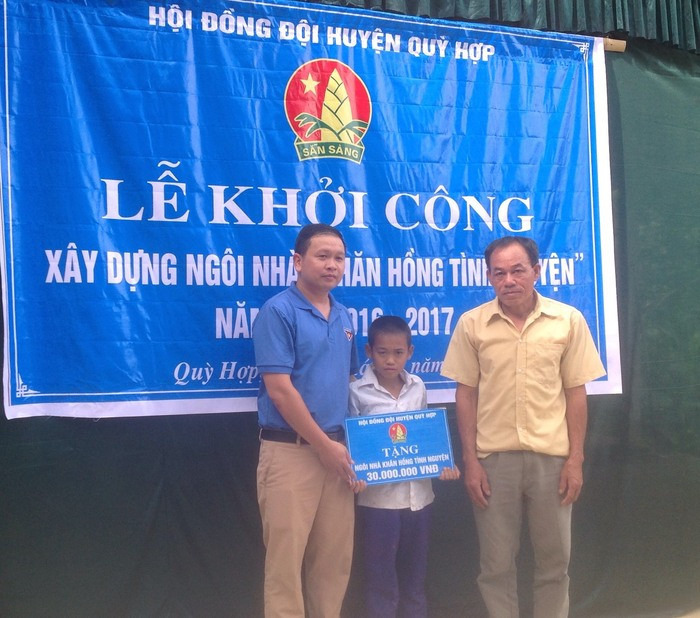 Hội đồng đội huyện trao tiền hỗ trợ cho gia đình em Lộc Anh Công, ở Châu Cường (Quỳ Hợp).