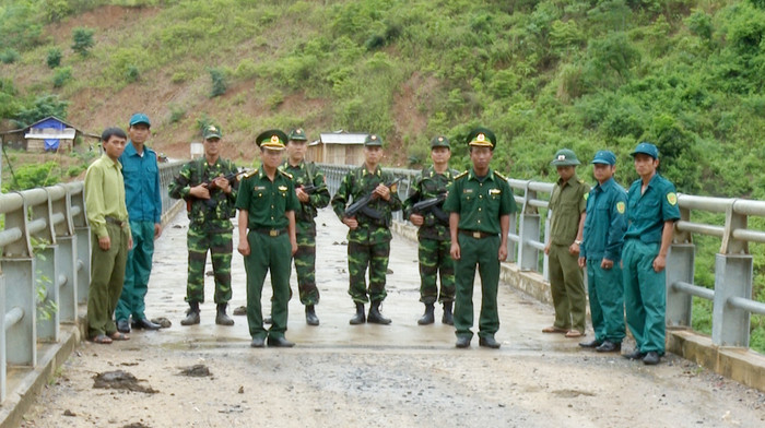 Lực lượng BĐBP phối hợp dân quân địa phương chốt chặn các điểm. Ảnh: Hải Thượng