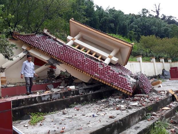 Tảng đá lăn đè sập thượng đình Nghĩa trang liệt sỹ Mường Lống. Ảnh: Lầu Chò