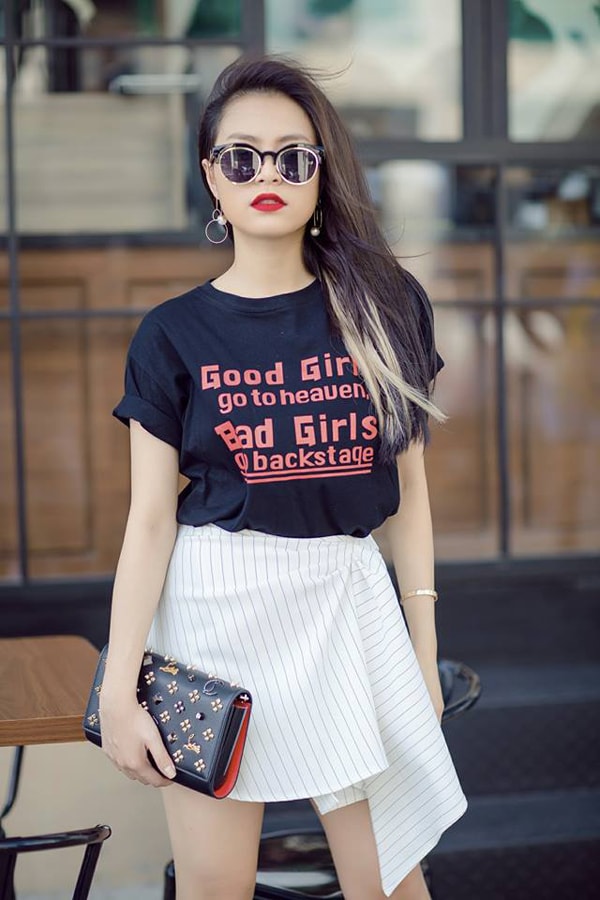 Khó rời mắt với Hoàng Thùy Linh trong trang phục dạo phố mùa hè hình ảnh 9 Nếu như áo hai dây giúp người mặc khoe bờ vai gợi cảm thì những kiểu chân váy ngắn lại có tác dụng 'kéo dài' đôi chân và giúp Hoàng Thuỳ Linh cao ráo, duyên dáng hơn.