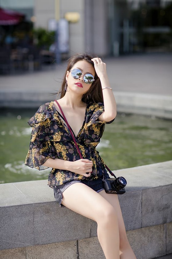 Khó rời mắt với Hoàng Thùy Linh trong trang phục dạo phố mùa hè hình ảnh 2 kho roi mat voi hoang thuy linh trong trang phuc dao pho mua he hinh anh 2