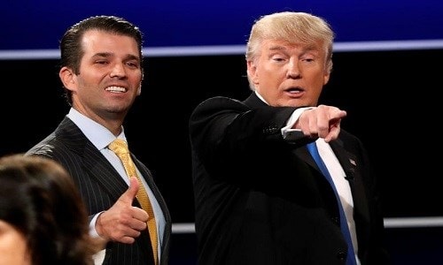 Donald Trump Jr. đứng cạnh cha sau cuộc tranh luận của ông Trump với bà Hillary Clinton tại Đại học Hofstra ở Hempstead, New York, ngày 26/9/2016.