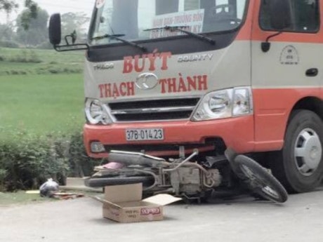 Khoảng 8h30 sáng 9/7/2015, một vụ tai nạn giao thông xảy ra trên QL 15A thuộc địa bàn xã Giang Sơn Đông, Đô Lương (Nghệ An). Vào thời điểm trên, xe buýt Thạch Thành của DNTN Vận tải Du lịch và Thương mại Thạch Thành mang BKS 37B-01423 do tài xế Nguyễn Duy Cường (SN 1985, trú tại huyện Diễn Châu, Nghệ An) điều khiển trên QL15A. Khi đến địa phận xã Giang Sơn Đông, xe buýt bất ngờ đâm trực diện vào người điều khiển xe máy tên Sơn, 50 tuổi, quê ở Tân Kỳ. Cú đâm mạnh khiến ông Sơn chết ngay tại chỗ, chiếc xe máy hư hỏng nặng.