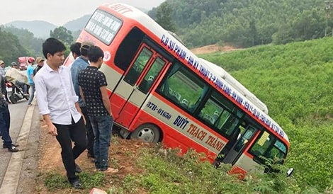 Vụ tai nạn xảy ra lúc 7 giờ 20 phút ngày 22/5/2017, trên Quốc lộ 15A thuộc địa bàn xã Mỹ Sơn, huyện Đô Lương. Vào thời gian trên xe buýt mang BKS 37B 01423 của hãng xe Thạch Thành đang chở hơn 20 hành khách lưu thông từ hướng Tân Kỳ đi TP Vinh. Khi đến vị trí gần Truông Bồn, xe buýt đã mất lái lao xuống đường khiến xe cắm đầu xuống ruộng. Vụ tai nạn đã làm một người đi xe đạp là cụ Hoàng Thị Thư (xóm 8, Mỹ Sơn, Đô Lương) tử vong.