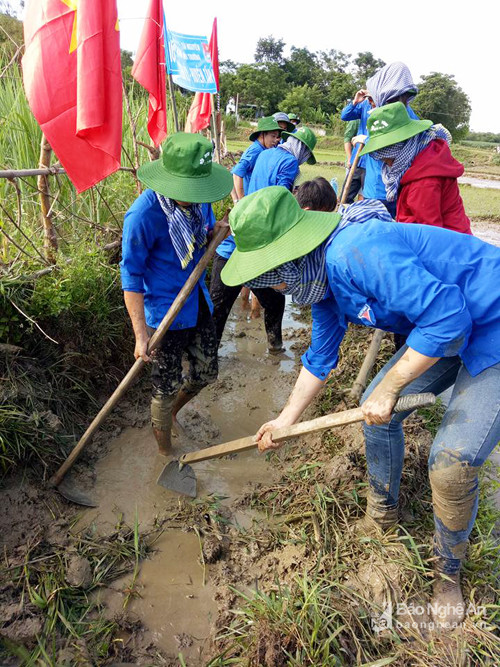 ĐVTN còn giúp dân xóm 4 nạo vét kênh mương. Ảnh: Phương Hảo.