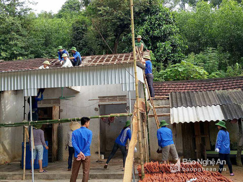  Giúp dân làm đường giao thông liên thôn tại xóm 4. Ảnh: Phương Hảo.