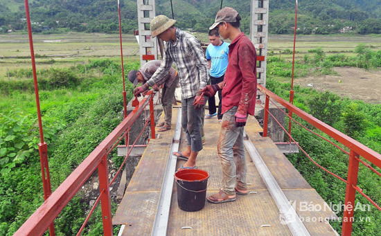 Các công nhân đang thi công trên cầu Mường Nọc. Ảnh Hùng Cường