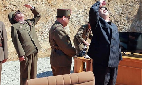 ly-do-my-khong-tung-don-am-sat-khi-kim-jong-un-dung-gan-ten-lua