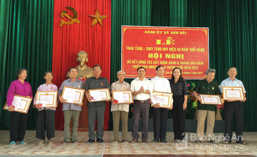 Trao tặng huy hiệu cho các đảng viên 30, 45 tuổi đảng Ảnh: Thanh Toàn