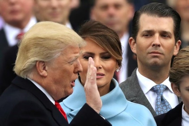 Có thể nói, Donald Trump Jr. đã “sát cánh” và hỗ trợ ông Trump trong suốt cuộc đua vào Nhà Trắng. Donald Trump Jr. liếc nhìn cha, Tổng thống Trump, khi ông tuyên thệ nhậm tại Điện Capitol ở Washington ngày 20/1/2017.