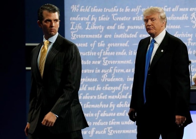 Donald Trump Jr. (L) bước lên sân khấu với người cha của đảng Cộng hòa Donald Trump sau cuộc tranh luận với ứng cử viên Dân chủ Hillary Clinton tại Đại học Hofstra ở Hempstead, New York, ngày 26 tháng 9 năm 2016