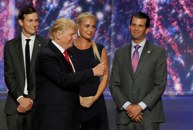 Donald Trump Jr (phải) vui mừng khi ông Trump trở thành ứng viên đại diện cho Đảng Cộng hòa ra tranh cử Tổng thống Mỹ ngày 21/7/2016.