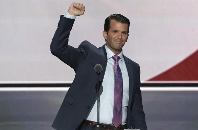 Donald Trump Jr. giơ tay cao sau khi nói về cha mình trong ngày thứ hai của Hội nghị quốc gia Đảng Cộng hòa ở Cleveland, bang Ohio, ngày 19/7/2016.