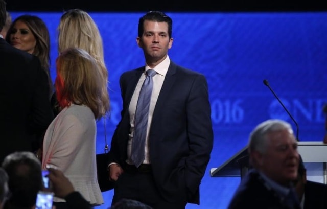 Donald Trump Jr. theo dõi buổi tranh luận của các ứng viên Đảng Cộng hòa tại trường Saint Anselm ở Manchester ngày 6/2/2016.