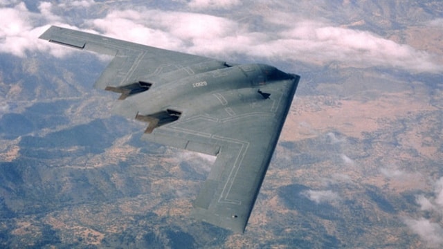 B-2 Spirit là oanh tạc cơ tàng hình chiến lược tầm xa của Mỹ có khả năng vượt qua lưới phòng thủ dày đặc của đối phương để ném bom tiêu diệt mục tiêu. Ảnh: Không quân Mỹ