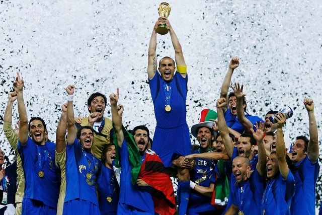 Chức vô địch World Cup 2006 của ĐT Italia vẫn không thể cứu nền bóng đá nước này rơi vào cuộc khủng hoảng trầm trọng từ Scandal Calciopoli.  Ảnh: Internet.