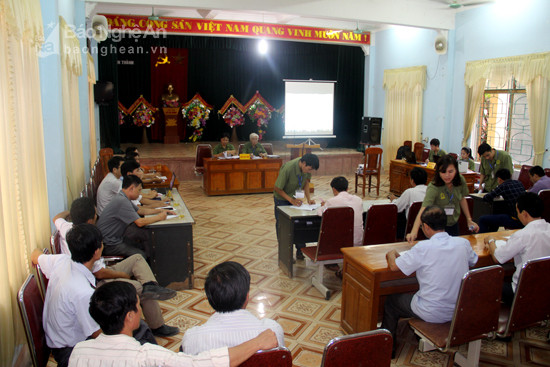 Một cuộc đấu giá đất ở thị trấn Yên Thành. Ảnh: Văn Trường