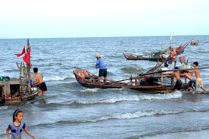 Diễn Thịnh (Diễn Châu) là địa phương nổi tiếng với nghề câu mực đêm và đánh bắt hải sản nghề lộng. Tập quán đi biển của người dân địa phương này là ra biển khi hoàng hôn và trở về lúc bình minh. Mỗi chiếc bè mảng chạy bằng máy đẩy cỡ nhỏ để đi biển chỉ cần một người nhưng khi rời bến phải cần thêm một vài người trong gia đình cùng trợ sức. Ảnh: Trần Cảnh Yên