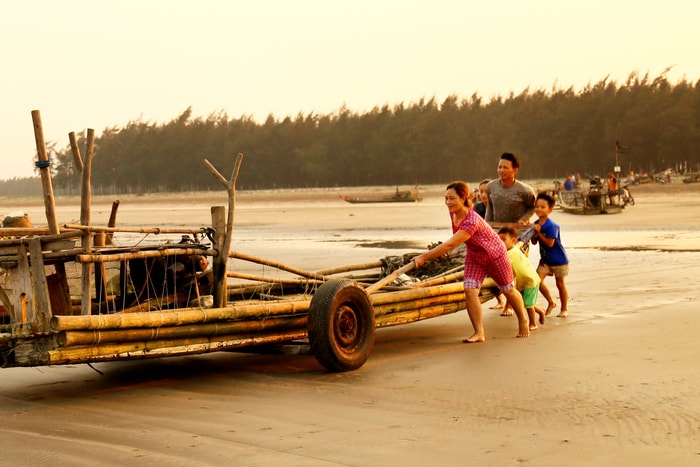 Công việc này rất vừa sức và là niềm vui đối với phụ nữ và trẻ em trong gia đình khi được góp công cho những chuyến ra khơi. Ảnh: Trần Cảnh Yên