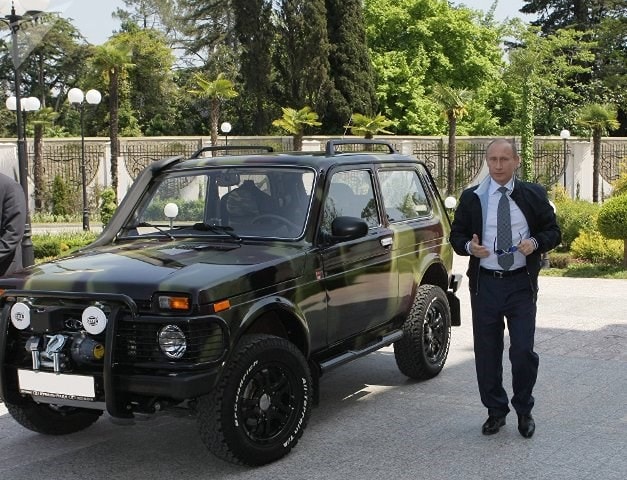 Năm 2009, ông Putin giới thiệu với báo chí về chiếc Niva SUV của mình trước khi có cuộc gặp với Thủ tướng Thổ Nhĩ Kỳ khi đó là Recep Tayyip Erdogan. Ảnh: Ông Putin bên chiếc Niva SUV.