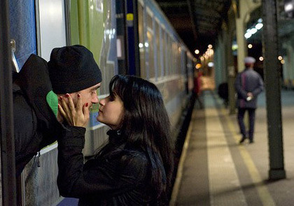 Năm 1910, Pháp ra bộ luật cấm hôn nhau ở sân ga để tránh việc các chuyến tàu bị chậm, trì hoãn…