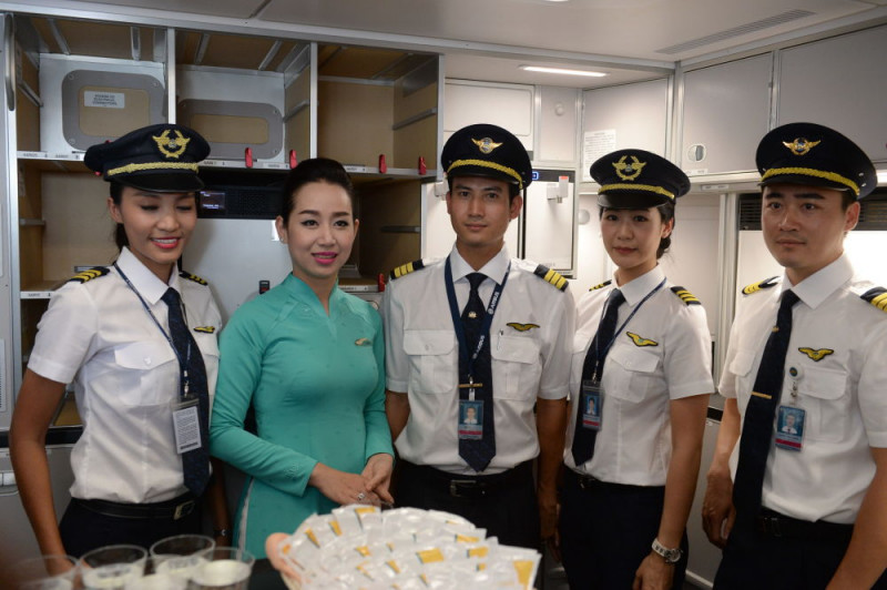 Phi hành đoàn của Vietnam Airlines trên máy bay Airbus A350-900 XWB.