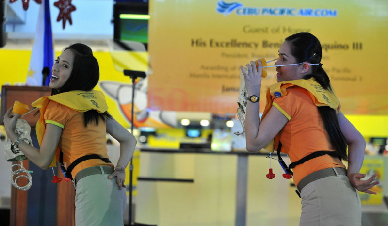 Tiếp viên hãng Philippines Cebu Pacific trong lớp học về an toàn.