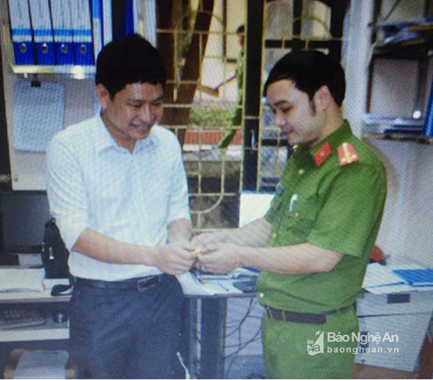 Trung úy Nguyễn Đức Cường, trả lại vật rơi cho đồng chí Trần Ngọc Thạch