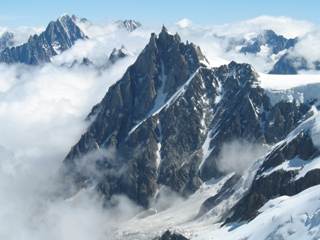 Với chiều cao 4.810m, núi Mont Blanc (thuộc dãy núi Alps) nằm trên lãnh thổ Pháp, được coi là nóc nhà của Châu Âu. Để lên tới đỉnh núi, khách du lịch mạo hiểm sẽ phải vượt qua từ 10 đến 12 giờ đồng hồ đầy thách thức. Còn nếu muốn nhàn nhã thưởng ngoạn vẻ đẹp rực rỡ của Mont Blanc, khách tham quan chỉ cần bỏ ra 20 phút trên cáp treo cao nhất châu Âu chạy thẳng đến đỉnh núi Aiguille du Midi thuộc quần thể này.
