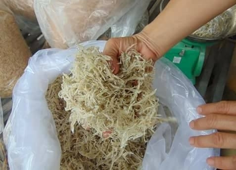 Cá sau khi phơi khô được đóng gói trong túi ni lông xuất khẩu sang Nhật Bản và Hàn quốc. Một số lượng ít được bán lẻ tại các chợ quê. Ảnh: Như Thủy
