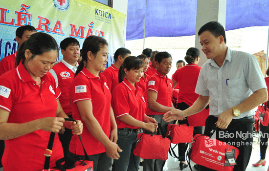 Đại diện Ban An toàn giao thông tỉnh trao túi cứu thương cho các tình nguyện viên. Ảnh: Nguyễn Hải