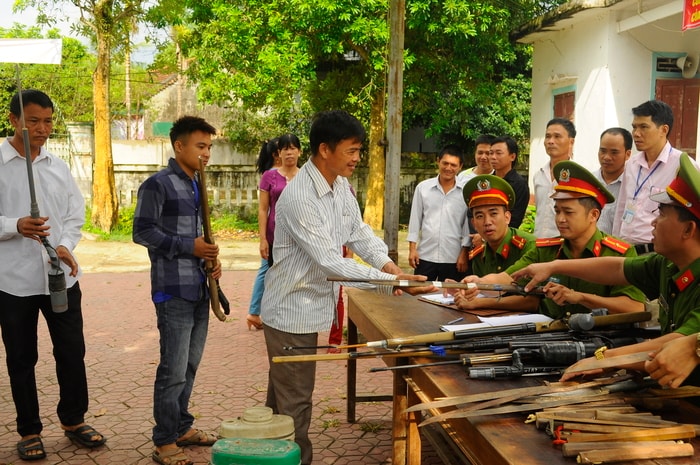 Đông đảo nhân dân tự giác mang vũ khí đến giao nộp cho cơ quan chức năng. Ảnh: Hữu Thịnh