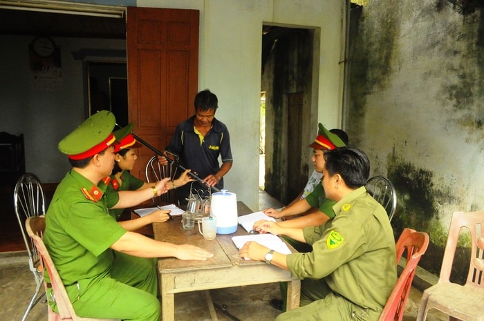 Ngoài mở hội nghị, công an huyện Thanh Chương còn đến tận từng nhà dân để vận động giao nộp vũ khí. Ảnh: Hữu Thịnh