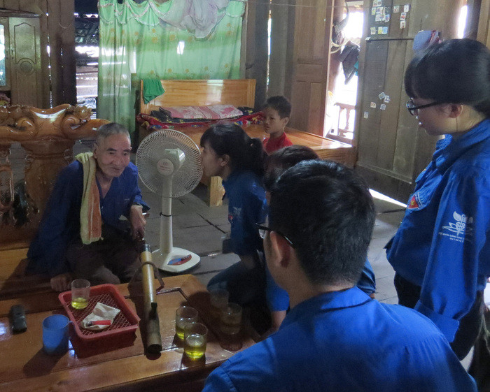 Đoàn đã đến thăm hỏi, động viên và tặng quà cho 2 gia đình chính sách thuộc diện nghèo xã Hạnh Dịch.