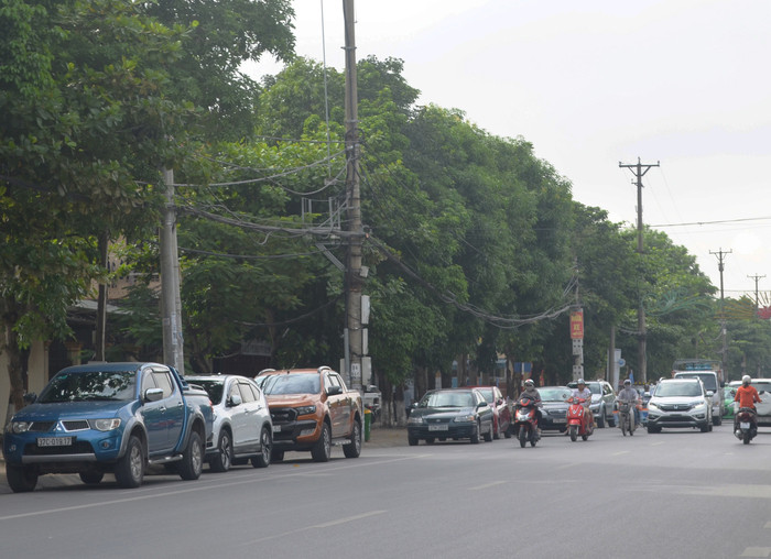 Đường Nguyễn Thị Minh Khai, nơi đứng chân của các Sở VH&TT, Công thương, Tài chính, Tư pháp... luôn dày đặc ô tô đậu đỗ hai bên lề đường nên sẽ là nơi chính quyền TP. Vinh thực hiện thí điểm cải tạo vỉa hè. Ảnh: Nhật Lân