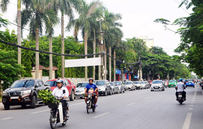 Đường Lê Hồng Phong, đoạn qua Sở GT&VT, cũng là nơi thường dày đặc ô tô đậu đỗ bên vỉa hè gây tắc nghẽn giao thông. Ảnh: Nhật Lân