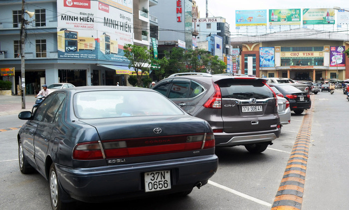 Khu vực đậu đỗ ô tô trên đường Cao Thắng (đường vào Chợ Vinh) đã được cải tạo lại. Mỗi xe ô tô đậu đỗ trên đường Cao Thắng có một 