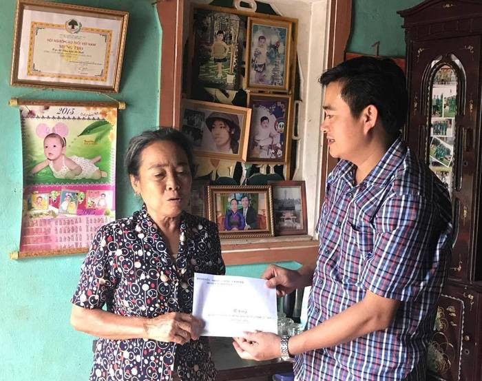 Trao quà hộ trợ cho gia đình ông bà Lê Văn Giá, TB 44 xóm Lung Bình xã Nghĩa Lợi