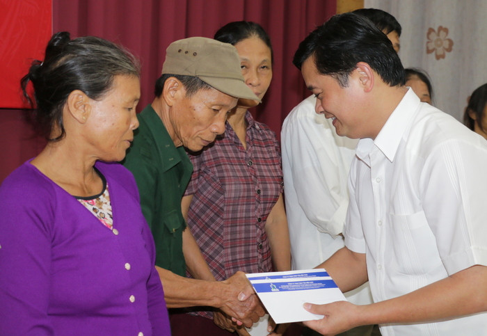 Đồng chí Thái Thanh Quý tặng quà cho các cựu TNXP Nghệ An. Ảnh: Mỹ Hà