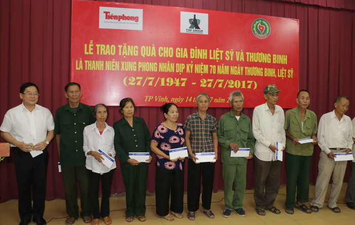 Ông Lê Xuân sơn - Tổng biên tập Báo Tiền Phong trao tặng quà cho các TNXP của 20 huyện, thành thị trong tỉnh