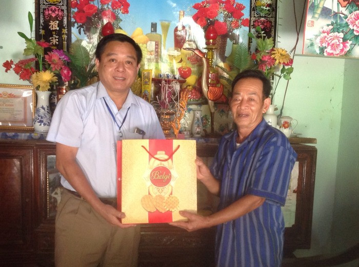 Đồng chí Võ Sỹ Sơn trao quà cho gia đình chính sách ở Văn Lợi