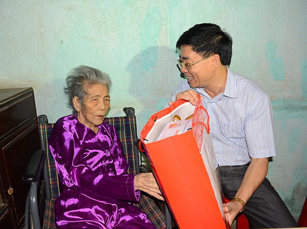 Phó Bí thư Tỉnh ủy Nguyễn Văn Thông thăm hỏi, động viên bà Nguyễn Thị Minh (90 tuổi) tại phường Long Sơn, Thị xã Thái Hòa. Ảnh: Thu Giang