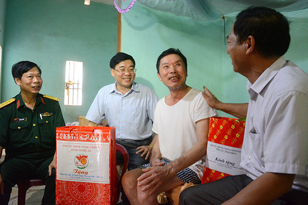Đoàn tặng quà gia đình ông Hồ Ngọc Thân - thương bình 4/4 trú tại xã Nghĩa Tiến, Thị xã Thái Hòa. Ảnh: Thu Giang