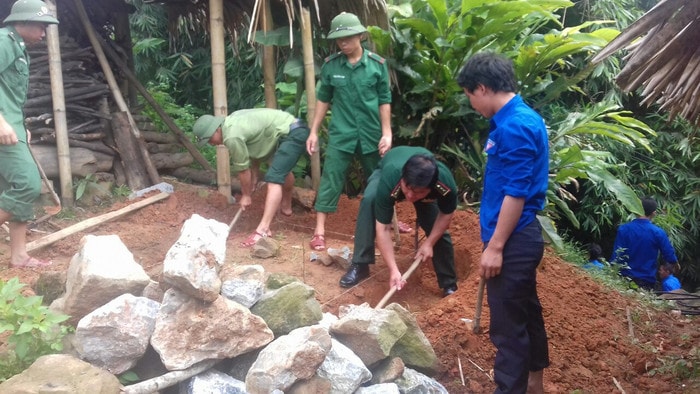 Đoàn thanh niên Đồn Biên phòng Nậm Càn làm nhà vệ sinh giúp gia đình ông 